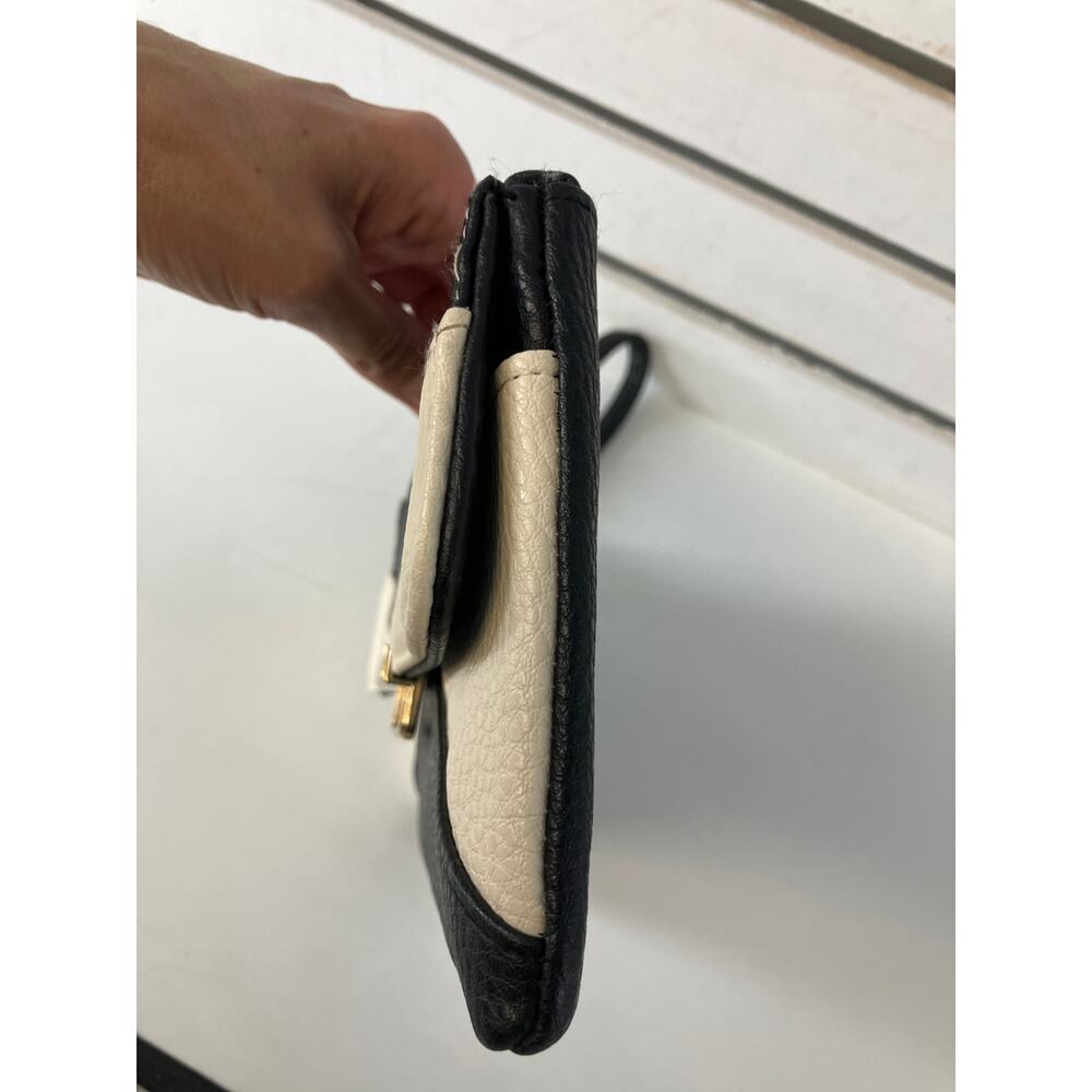 JESSICA SIMPSON BLACK, IVORY PVC LARGE WRISTLET - Picture 5 of 16